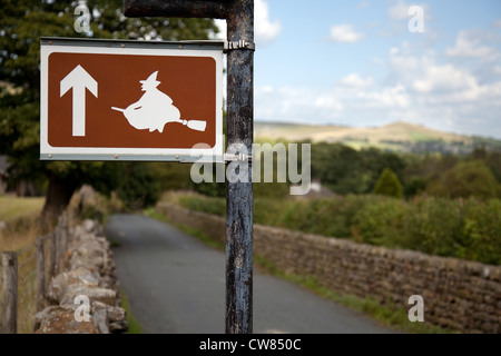 Sorcière sur Flying Broomstick cette voie. Indications touristiques de pays de signalisation routière inhabituelle de la voie de départ, près de Pendle, Roughlee, Lancashire Royaume-Uni Banque D'Images