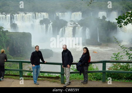 Iguasu Falls au Brésil. L'une des plus grandes chutes d'eau dans le monde avec de nombreuses cascades de la création d'une scène spectaculaire. Banque D'Images