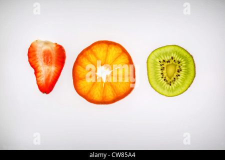 Les tranches de fruits. Orange fraise et kiwi émincé et rétroéclairées. Banque D'Images