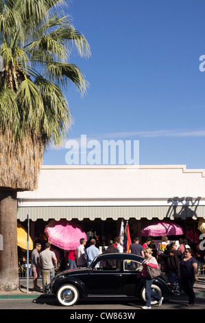 Une Volkswagen Coccinelle noire est garée en face d'un restaurant populaire à Palm Springs, en Californie. Banque D'Images