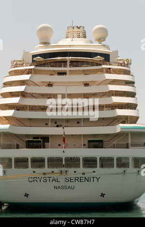 Grand bateau de croisière amarré au port de Malaga Espagne Banque D'Images