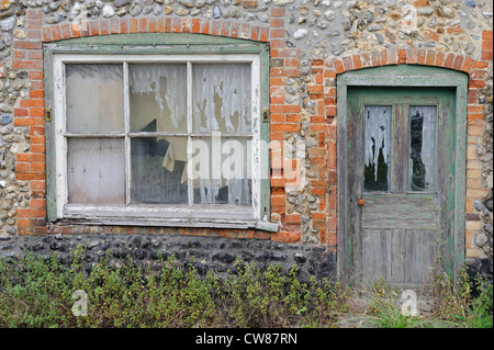 Avec pierre et brique rouge à l'abandon, l'Angleterre, cottage Banque D'Images