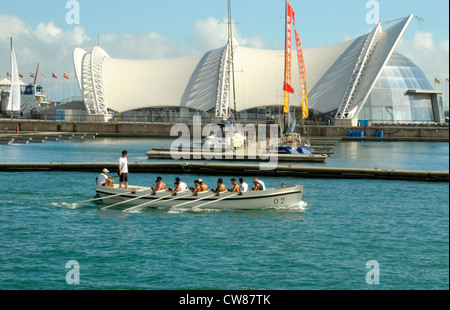 Les cadets de la aviron à Qingdao marina. Banque D'Images