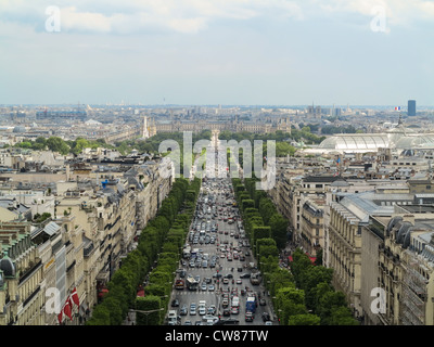 Vue du Louvre et à la recherche sur les Champs Elysées depuis le haut de l'Arc de Triomphe Banque D'Images