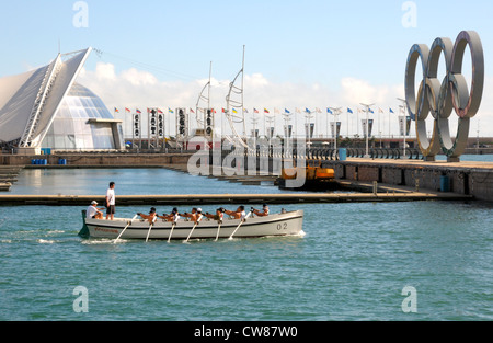 Les cadets de la aviron à Qingdao marina. Banque D'Images