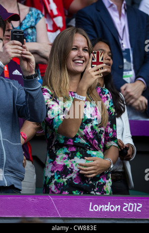 Kim Sears, Andy Murray a petite amie observant la finale chez les hommes aux Jeux Olympiques d'été, Londres 2012 Banque D'Images