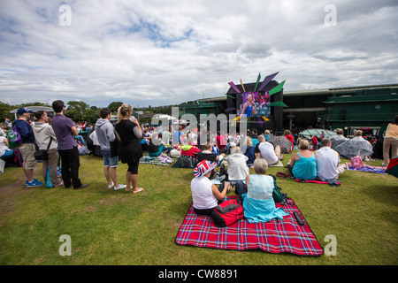 Fans de Wimbledon regardant le double du Tennis féminin aux Jeux Olympiques d'été, Londres 2012 Banque D'Images