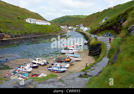 Ostional, - le petit port saisis via espace étroit dans les falaises. La pêche et les bateaux de plaisance à marée basse. Voir l'Est. Banque D'Images