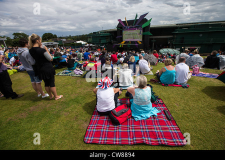 Fans de Wimbledon regardant le double du Tennis féminin aux Jeux Olympiques d'été, Londres 2012 Banque D'Images