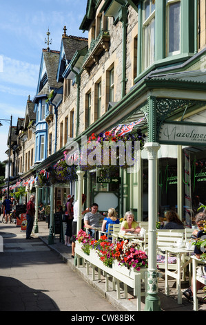 Café et autres boutiques dans la rue principale, Grange-over-Sands, Cumbria, England, UK Banque D'Images