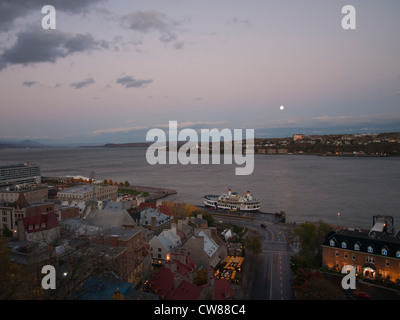 Soir Vue sur Fleuve Saint-Laurent dans la ville de Québec dont une partie de la vieille ville Banque D'Images