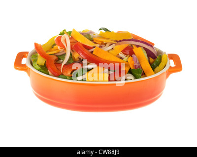 Frais sain Style asiatique coloré de légumes sautés, isolé sur un fond blanc, avec un chemin de détourage et aucun peuple Banque D'Images
