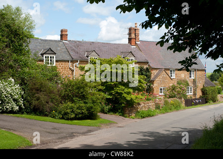 Un cadre verdoyant avec vue sur le village d'Illmington, Warwickshire, England, UK Banque D'Images