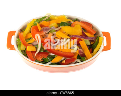 Frais sain Style asiatique coloré de légumes sautés, isolé sur un fond blanc, avec un chemin de détourage et aucun peuple Banque D'Images