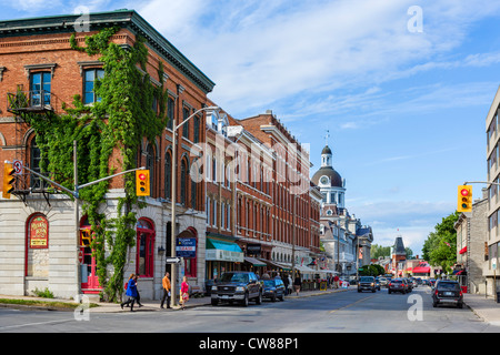 Vue vers le bas, rue Ontario au centre-ville historique de Kingston, Ontario, Canada Banque D'Images