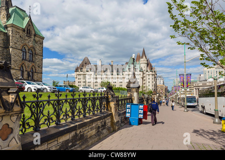 Vue vers le bas de la rue Wellington à l'extérieur de la colline du Parlement en vue de l'Hôtel Fairmont Château Laurier, Ottawa, Ontario, Canada Banque D'Images