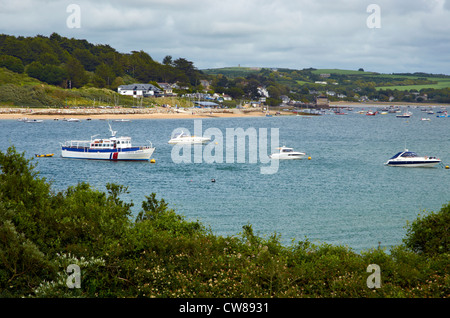 Padstow, Cornwall, la pêche et le centre touristique en Cornouailles du nord. Vue sur l'estuaire de Camel vers la roche. Banque D'Images