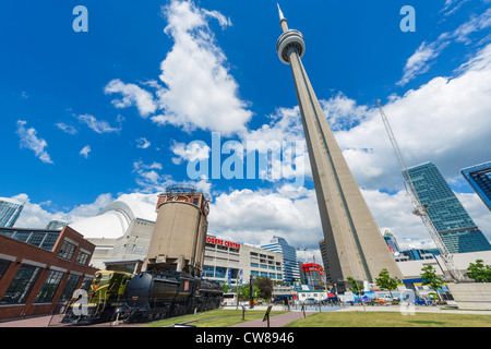 La Tour CN et le Centre Rogers avec locomotives en rotonde de John Street en premier plan, Roundhouse Park, Toronto, Ontario, Canada Banque D'Images