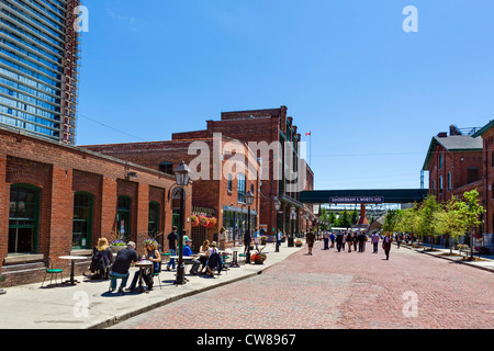 Vue vers le bas Trinity Street avec le Brick Street Bakery Café à gauche, Distillery District, Toronto, Ontario, Canada Banque D'Images