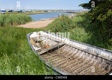 Le squelette d'un vieux bateau en décomposition vétustes et laissés à pourrir sur un marais 'sel' dans l'East Anglia, Royaume-Uni Banque D'Images