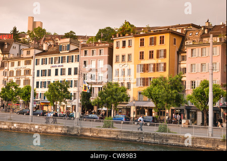 Zurich, Suisse. Édifices du centre-ville sur la rivière Limmat, vieille ville. Banque D'Images