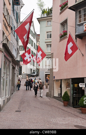 Zurich, Suisse. Le centre-ville de rues étroites dans la vieille ville. Banque D'Images