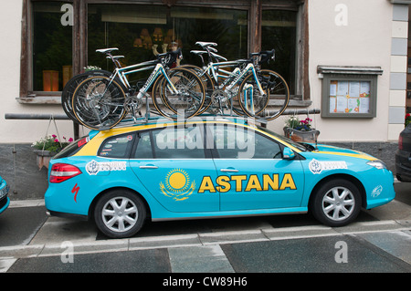 Pontresina, Suisse. Tour de Swiss team astana véhicules. Banque D'Images