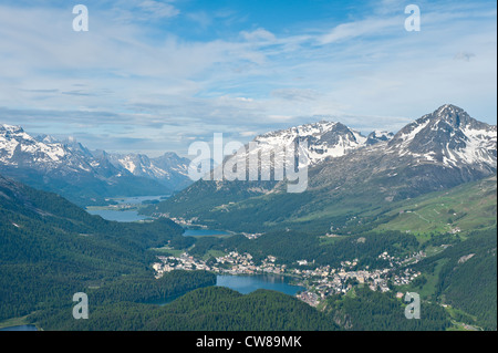 Muottas Muragl, Suisse. Vues de Saint Moritz du haut de Muottas Muragl. Banque D'Images