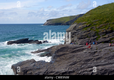 La côte de Cornouailles à Tintagel, Trebarwith Strand près de Cornwall, en Angleterre. C'est une côte protégée et très robuste. Banque D'Images