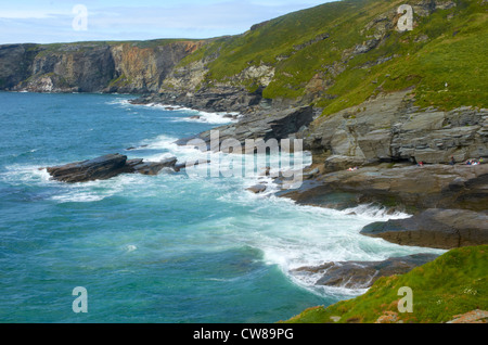 La côte de Cornouailles à Tintagel, Trebarwith Strand près de Cornwall, en Angleterre. C'est une côte protégée et très robuste. Banque D'Images