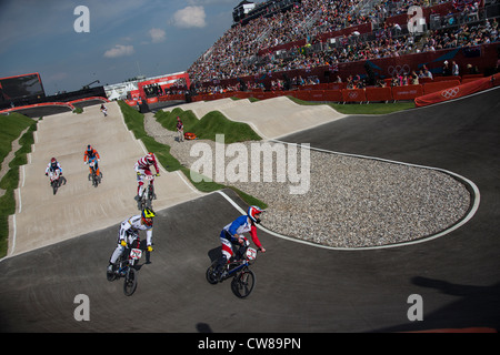 Æ JIMENEZ CAICEDO (COL) # 717, Moanain MOO CAILLE (FRA) # 3 en action dans l'événement BMX cyclisme aux Jeux Olympiques Banque D'Images