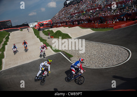 Æ JIMENEZ CAICEDO (COL) # 717, Moanain MOO CAILLE (FRA) # 3 en action dans l'événement BMX cyclisme aux Jeux Olympiques Banque D'Images