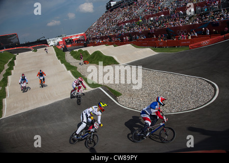 Æ JIMENEZ CAICEDO (COL) # 717, Moanain MOO CAILLE (FRA) # 3 en action dans l'événement BMX cyclisme aux Jeux Olympiques Banque D'Images