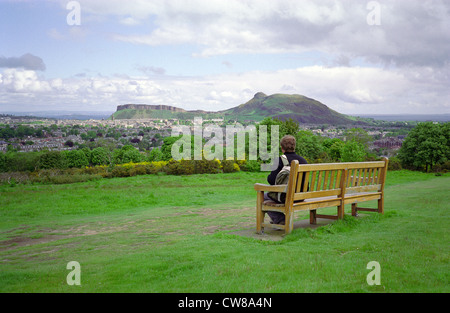 Caucasian Man sitting on a Bench sur Blackford Hill surplombant la ville d'Edinburgh, Ecosse, Royaume-Uni PARUTION MODÈLE Banque D'Images