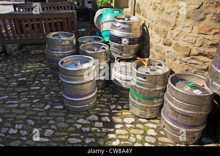 Bière à l'extérieur d'un pub, England, UK Banque D'Images