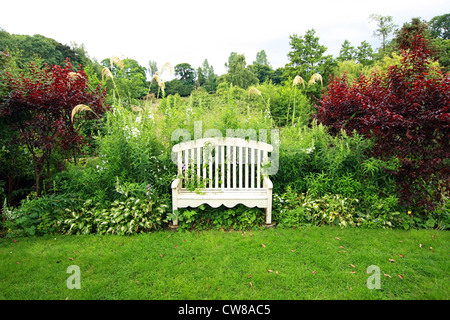 Vintage magnifique banc en bois dans l'ancien jardin Banque D'Images