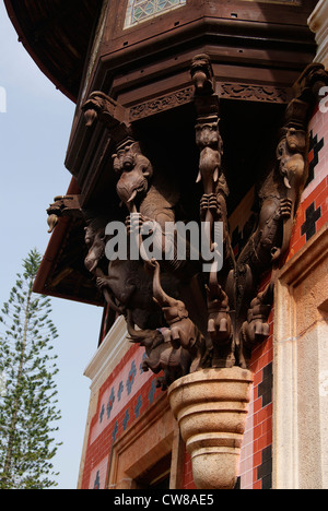 Bois sculpté Art statue sur Napier Museum Murs Extérieurs Banque D'Images