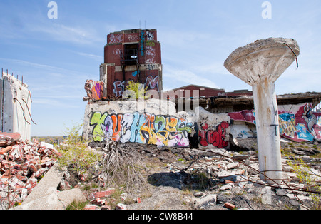 Haut de toit d'une usine de fabrication automobile abandonnée à Detroit au Michigan. Les supports de plafond ont déboulonnée graffitis sur les murs Banque D'Images