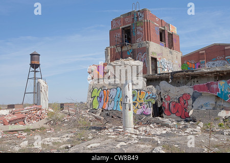 Haut de toit d'une usine de fabrication automobile abandonnée à Detroit au Michigan. Les supports de plafond ont déboulonnée graffitis sur les murs Banque D'Images