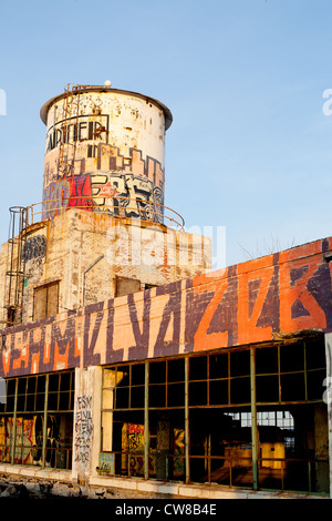 Haut de toit extérieur une voiture abandonnée Usine de fabrication à Detroit au Michigan. Banque D'Images