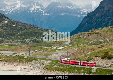 Train Bernina Express au col de la Bernina, Suisse. Banque D'Images