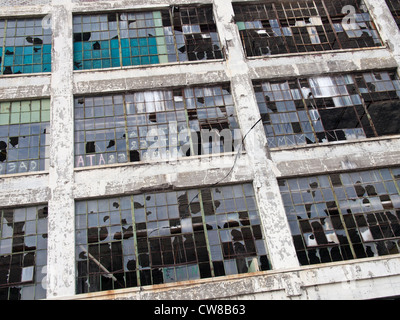 Extérieur d'une usine automobile abandonnée à Detroit au Michigan. Les fenêtres sont éclaté . Banque D'Images