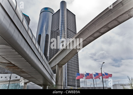 Detroit Renaissance Center vu depuis la rue. Point de vue intéressant avec chemin et People Mover en premier plan. Banque D'Images