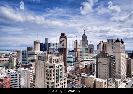 Detroit Michigan USA skyline avec une belle cloudscape. Vous êtes à la recherche vers la rivière Détroit qui est considéré sur le milieu à gauche Banque D'Images