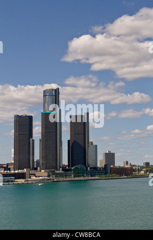 Detroit Michigan USA skyline vu de Windsor (Ontario), un jour d'été. Banque D'Images