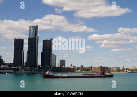 Freighter voyageant en aval sur la rivière Détroit passé la renaissance du centre-ville de Detroit. Banque D'Images