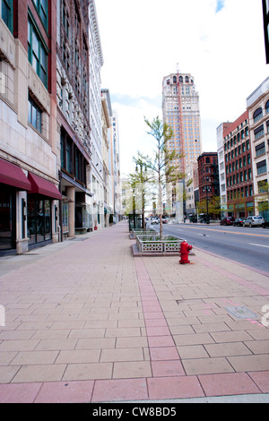 En regardant vers l'avenue Woodward de la rivière Detroit dans le centre-ville de Detroit Michigan USA. Banque D'Images