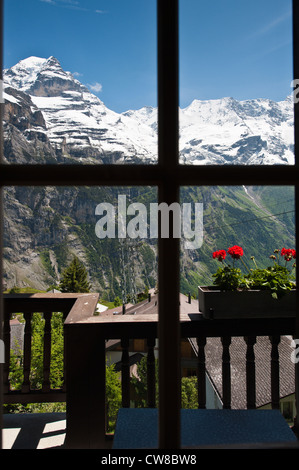 Région de la Jungfrau, en Suisse. Massif de Jungfrau à travers la vitre en Murren. Banque D'Images