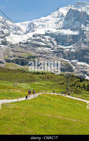 Région de la Jungfrau, Suisse. Randonnée sous le massif de la Jungfrau depuis Kleine Scheidegg, jungfraujoch Banque D'Images