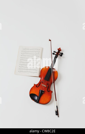 Violon, Arc et partitions Banque D'Images